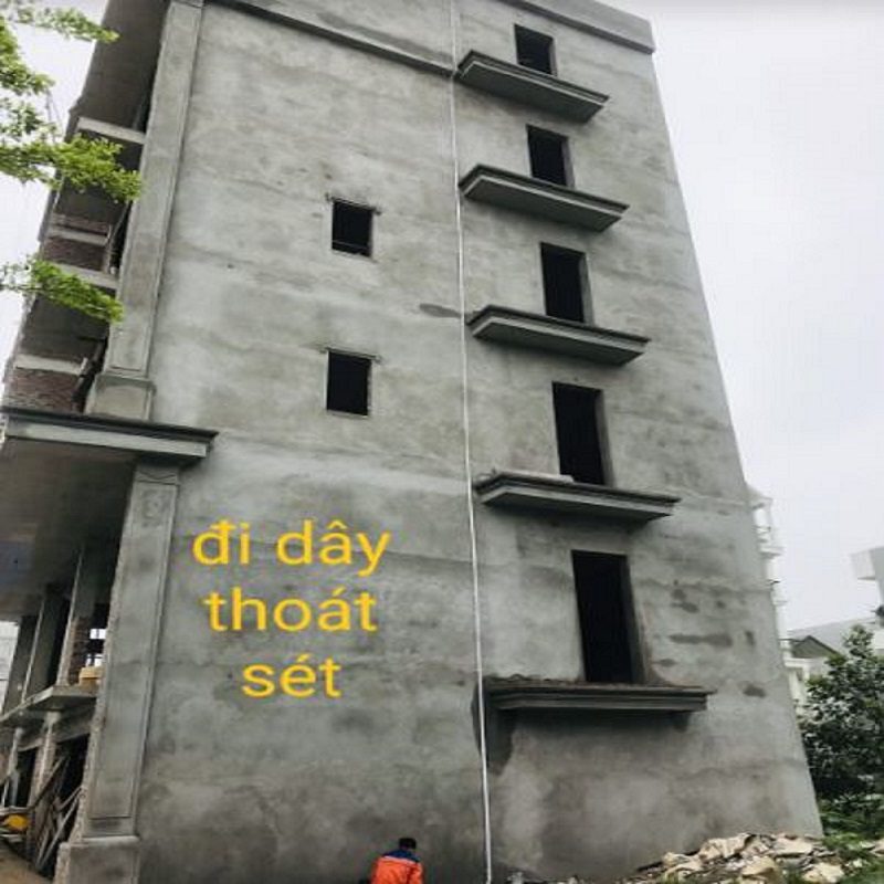 Lắp Đặt Chống Sét Hà Nội Chuyên Nghiệp – Giải Pháp Bảo Vệ Công Trình An Toàn 4 Dây dẫn sét có nhiệm vụ dẫn dòng điện từ kim thu sét xuống hệ thống thép lập là tiếp địa