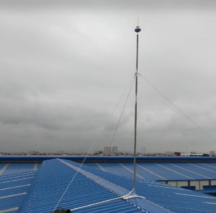 Lắp Đặt Chống Sét Hà Nội Chuyên Nghiệp – Giải Pháp Bảo Vệ Công Trình An Toàn 3 Kim thu sét được lắp đặt tại vị trí cao nhất của công trình nhằm thu hút tia sét